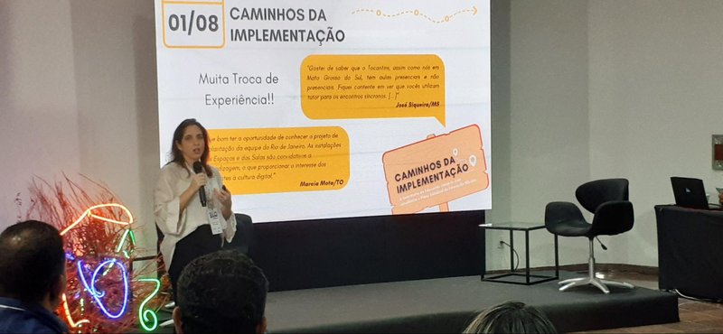 mulher apresentando textos laranjas e cinzas